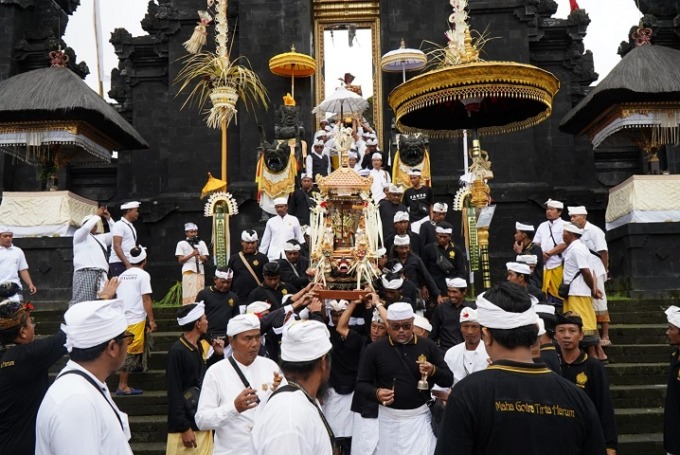 NGIRING : Ribuan semeton MGTH Ngiring Pemelastian Karya Ida Betara Turun Kabeh di Pura Agung Besakih, Senin (3/4). (ISTIMEWA)