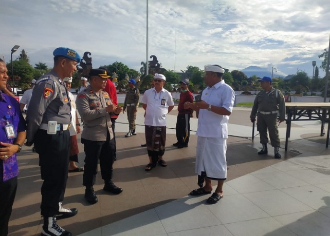 JELANG DIBUKA : Persiapan pembukaan lomba bonsai di Alun-alun Gianyar. (ISTIMEWA)