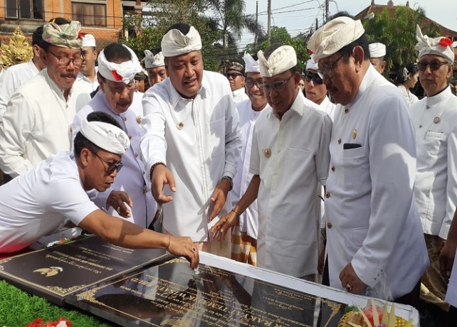 DIRESMIKAN : Mlaspas sekaligus peresmian Pasar Tematik Ubud oleh Gubernur dan Wakil Gubernur Bali bersama Bupati Gianyar, Rabu (5/4). (ISTIMEWA)