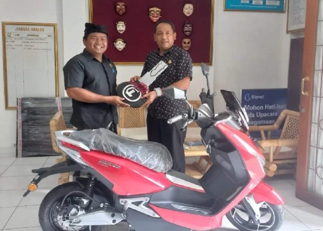 LELANG: Penyerahan sepeda motor listrik yang dilelang untuk support Pawai HUT Kota Gianyar. (ISTIMEWA)