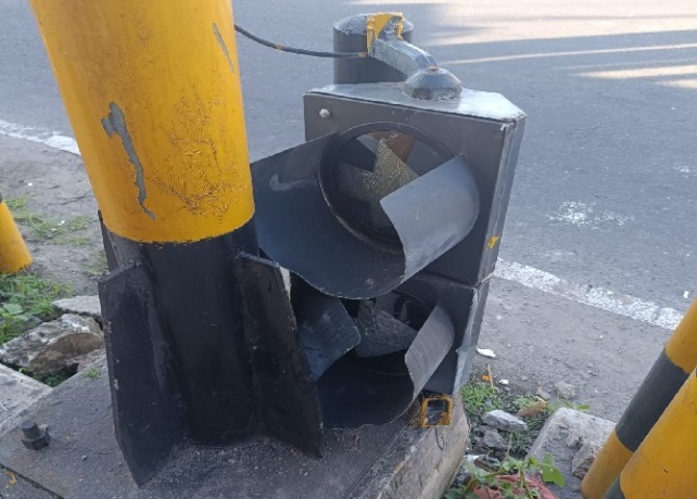 RUSAK : Kondisi Traffic Light yang rusak usai dilempari batako oleh pelaku. (ISTIMEWA)