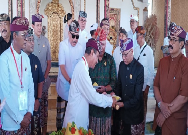 RENCANA : Pratisentana Ida Bhatara Manggis Kuning saat HUT Pertama di Puri Agung Gianyar, Rabu (19/4). (ISTIMEWA)