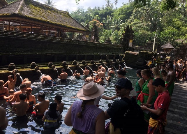 SPIRITUAL : Suasana kunjungan di DTW Tirta Empul. (DOK. BALI EXPRESS)