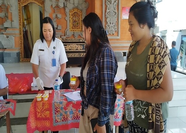 BERANTAS NARKOBA : Tes urin yang diikuti oleh calon pengantin di Desa Bukian, Payangan, Gianyar, Rabu (26/4). (ISTIMEWA)