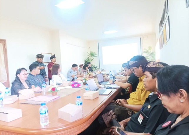 FKP :  Forum Konsultasi Pelayanan Publik (FKP) yang digelar UPTD Pelayanan Pajak dan Retribusi Daerah Provinsi Bali di Kabupaten Gianyar (kantor bersama Samsat Gianyar), Kamis (27/4). (DEWA RASTANA/BALI EXPRESS)