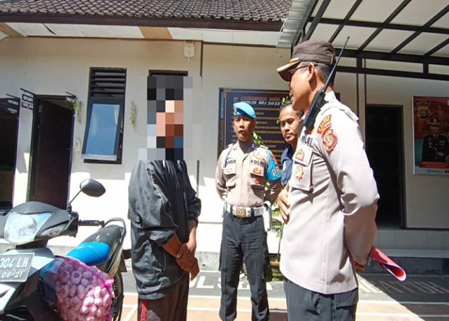AKSI EKSIBISIONISME : Pelaku saat diamankan di Mapolsek Blahbatuh. (ISTIMEWA)