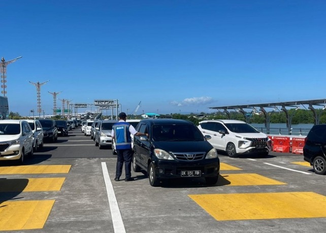 MACET: Kepadatan arus lalu lintas yang terjadi di gerbang Tol Bali Mandara, Selasa (25/4). (ISTIMEWA)