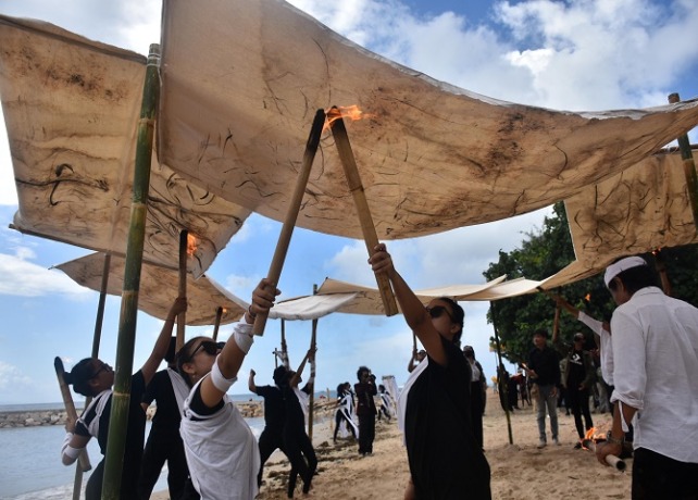 FESTIVAL : Pelaksanaan Nungkalik Festival di Pantai Segara Ayu, Sanur, Denpasar, Kamis (20/4). (AGUNG BAYU/BALI EXPRESS)