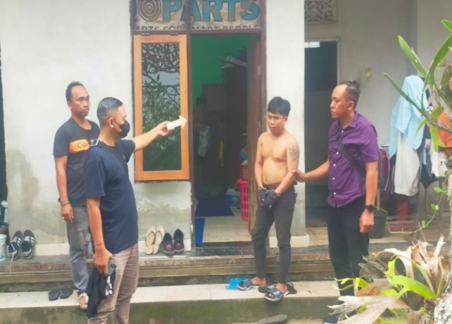 DIBEKUK : Unit Reskrim Polsek Blahbatuh saat mengamankan pelaku pencurian paket berisi i-Phone di JNE Cabang Gianyar. (ISTIMEWA)