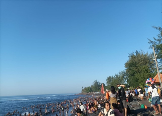 RAMAI : Suasana Banyu Pinaruh di Pantai Cucukan, Desa Medahan, Kecamatan Blahbatuh, Gianyar, Minggu (21/5). (DEWA RASTANA/BALI EXPRESS)