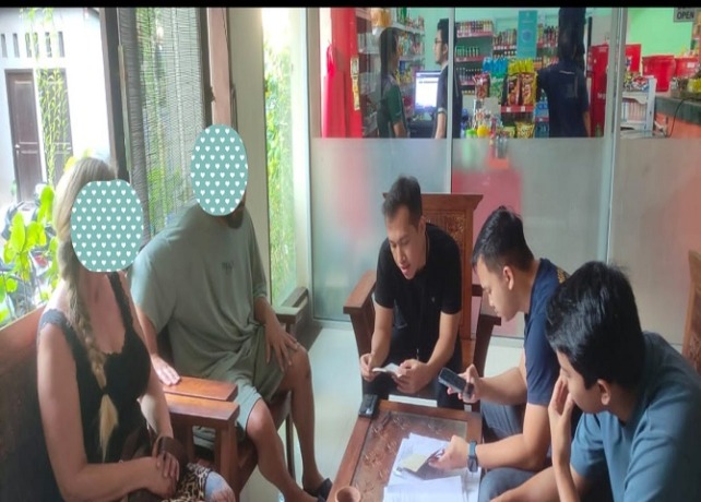 DIAMANKAN : Kedua bule yang pamer kelamin diperiksa Inteldakim Ngurah Rai. (ISTIMEWA)