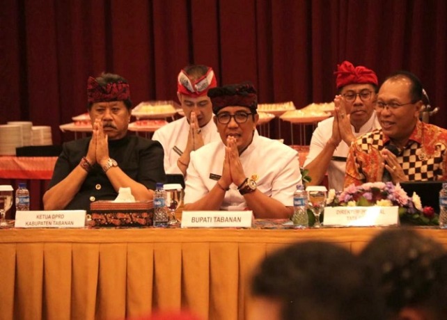 RTRW : Ketua DPRD kabupaten Tabanan Made Dirga, (kiri) ketika menghadiri rapat kerja lintas sektor terkait Ranperda RTRW Kabupaten Tabanan bersama dengan Bupati Tabanan beberapa waktu lalu. (ISTIMEWA)