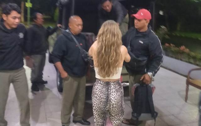 DIAMANKAN: Bule perempuan bugil naik ke atas panggung, diamankan Satpol PP Gianyar.