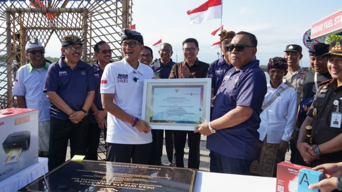 PRASASTI DESA WISATA : Menparekraf RI Sandiaga Salahuddin Uno menyerahkan plakat dan prasasti Desa Wisata Manustutu kepada Bupati Jembrana I nengah Tamba di Desa Wisata Serangan, Denpasar Selatan, Selasa (16/5).