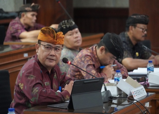 RAPAT: Komisi IV DPRD Karangasem menggelar rapat gabungan dengan BKPSDM, Rumah Sakit Umum Daerah (RSUD) Karangasem, dan Dinas Pendidikan dan Olahraga (Disdikpora) Karangasem di Kantor DPRD Karangasem, Senin (22/5). (istimewa)