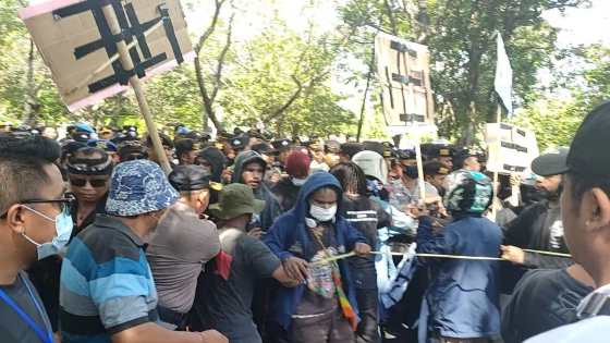 DEMO: Aksi unjuk rasa oleh Aliansi Mahasiswa Papua di Parkiran Timur Lapangan Niti Mandala Renon. Agubg Bayu/Bali Express