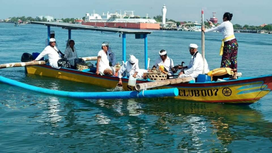 PAKELEM :  Krama Desa Adat Kelan ngaturang pakelem di segara. Ist