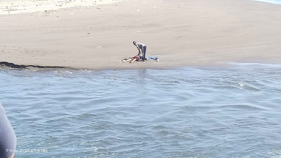 EVAKUASI : Warga mengevakuasi jenazah I Nengah Sirka,70, yang tenggelam di muara Pantai Candikusuma, Desa Candikusuma, Kecamatan Melaya, Minggu (7/5). Ist