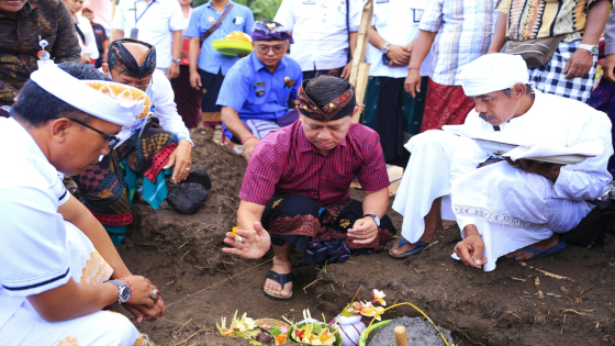 PEMBANGUNAN : Bupati Klungkung Nyoman Suwirta melakukan peletakan batu pertama rumah deret untuk KK miskin, Senin (8/5). Ist