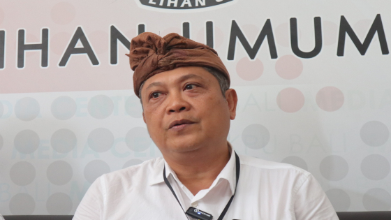 DAFTAR : Ida Bagus Dharmawijaya Mantra saat mendaftar menjadi bacalon DPD RI ke KPU Bali, Jumat (12/5). Putu Agus Adegrantika/Bali Express