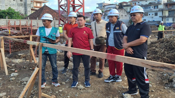 MONITORING : Bupati Klungkung I Nyoman Suwirta monitoring, melihat perkembangan proyek Pasar Seni Semarapura. Minggu (14/5). Ist