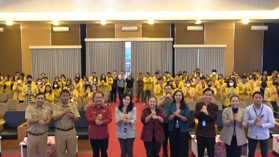 KADIS : Kepala Dinas Komunikasi, Informatika dan Statistik Provinsi Bali, Gede Pramana tengah hadiri Roadshow Kampus Bali Digifest, Senin (15/5). Humas Pemprov Bali for Bali Express