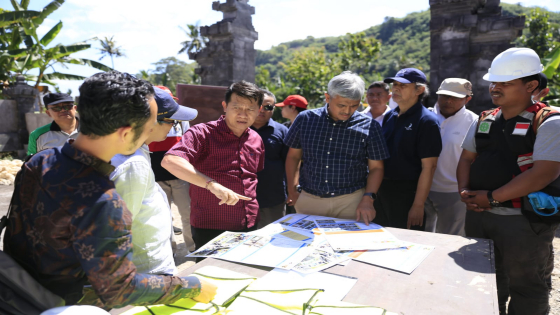 NUSA PENIDA : Bupati Klungkung I Nyoman Suwirta bersama Deputi Bidang Sarana dan Prasarana Kementerian PPN/Bappenas Ervan Maksum, beserta rombongan OPD Pemkab Klungkung mengunjungi Nusa Penida, Minggu (21/5). Ist