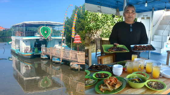 UNIK : Rumah Makan unik di Serangan bisa menikmati makanan di atas kapal. Agung Bayu/Bali Express