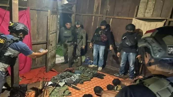 TANGKAP : Satgas Damai Cartenz menangkap puluhan anggota KKB Papua berserta senjata dan amunisi.JPG
