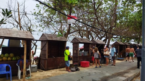 GEROBAK : Puluhan gerobak kreatif yang digunakan pedagang di bekas tanam telajakan sepanjang Jalan Pantai Kuta mulai dipindah dan ditata. Dok Bali Express