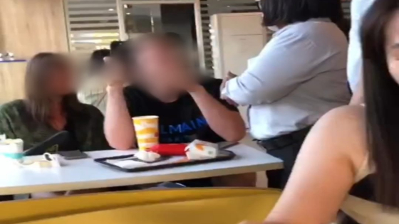 DITEGUR: Pasangan bule Rusia ditegur pihak restoran usai diadukan merokok, yang menjadi awal mula keributan. (DOK. BALI EXPRESS)