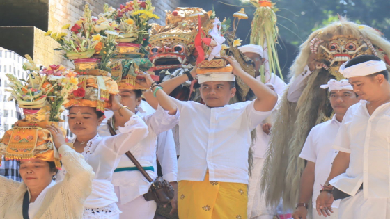 BHAKTI PANGANYAR : Wakil Bupati Jembrana I Gede Ngurah Patriana Krisna saat melaksanakan bhakti penganyar di Pura Luhur Giri Salaka Alas Purwo, Rabu (24/5). Humas Pemkab Jembrana for Bali Express