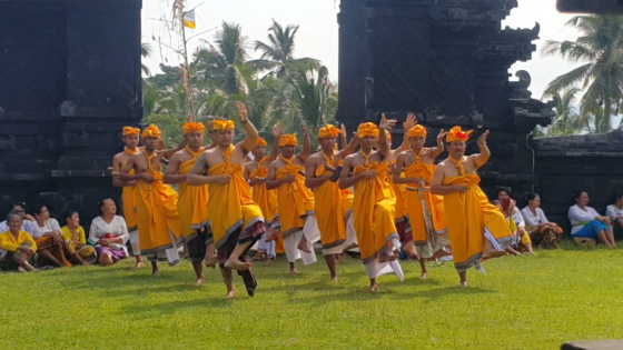 BARIS ALOK-ALOK : Tari Baris Alok-Alok Desa Adat Dukuh Penaban ngayah saat pujawali.  (Ist)