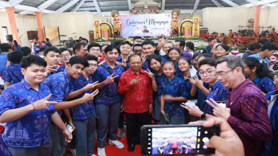 SMAN DENPASAR : Gubernur Bali Wayan Koster saat hadir di SMAN 1 Denpasar disambut antusias. Humas Pemprov Bali For Bali Express