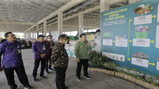 KISAH  :  Bupati Klungkung Nyoman  Suwirta mengisahkan perjalanan karirnya kepada Tim Verifikasi Calon Penerima Tanda Kehormatan Satyalencana Wira Karya dari Sekretariat Militer Presiden, Kementerian Sekretariat Negara Republik Indonesia di ruang rapat Pr
