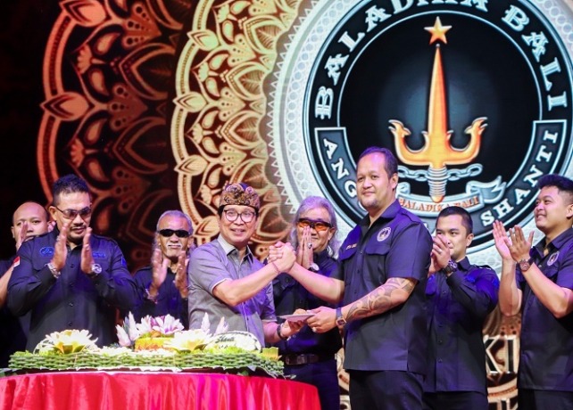 MENGHADIRI: Sekda Adi Arnawa saat menghadiri serangkaian puncak HUT Baladika Bali Ke-19, di Gedung Balai Budaya Giri Nata Mandala, Puspem Badung, Jumat (5/5). (PROKOMPIM SETDA BADUNG FOR BALI EXPRESS)