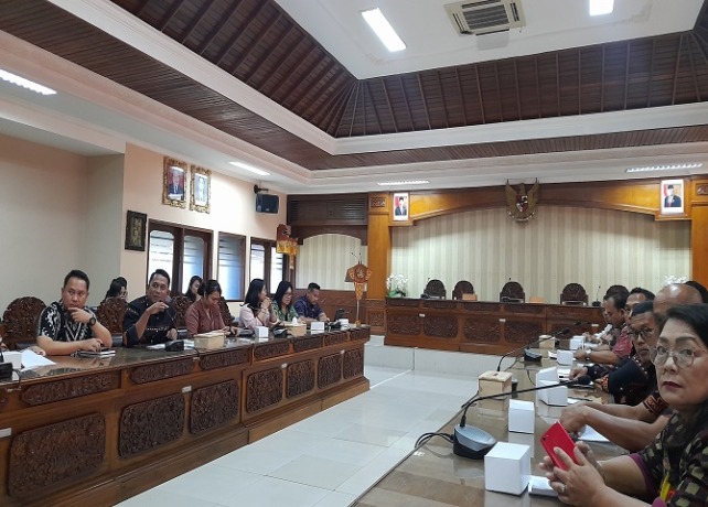 KONSULTASI : Forum konsultasi publik di UPTD. Pelayanan Pajak dan Retribusi Daerah Provinsi Bali di Kota Denpasar, Selasa (23/5). (AGUS ADEGRANTIKA/BALI EXPRESS)