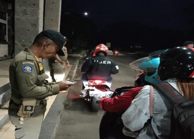 EMERIKSAAN : Pemeriksaan pelaku perjalanan yang baru tiba di Pelabuhan Gilimanuk. (ISTIMEWA)