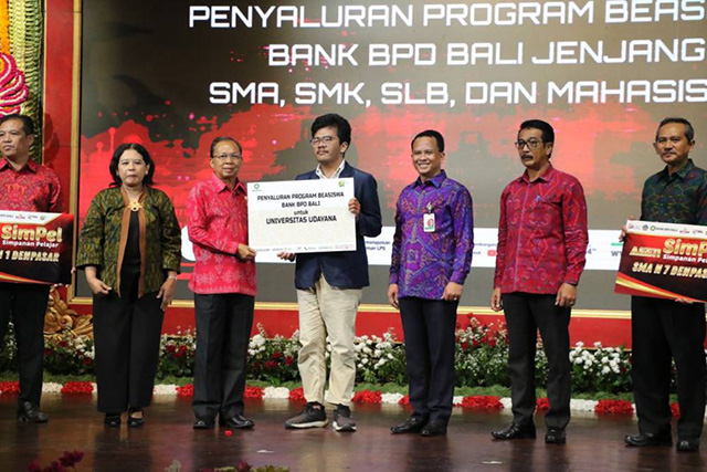 Didampingi Gubernur Bali, Mahasiswa Udayana terima CSR Beasiswa dari Bank BPD Bali