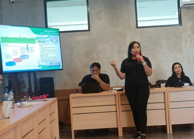KEPESERTAAN : Kepala BPJS Cabang Klungkung, Elly Widiani, saat memaparkan data kepesertaan, Rabu (10/5). (DEWA RASTANA/BALI EXPRESS)