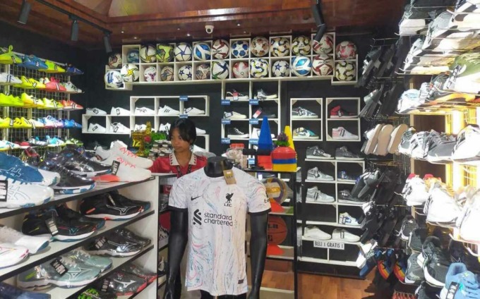 LENGKAP: Toko sport D’Ambassador khusus menyediakan pakaian dan perlengkapan olahraga. (I Made Mertawan/Bali Express)