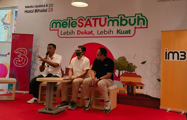 Head of Sales Bali Nusra IOH Ketut Wiryawan (kiri) dalam Media Update dan Halal Bihalal 2023 Indosat Ooredoo Hutchison (IOH) di Denpasar, Kamis, 11 Mei 2023