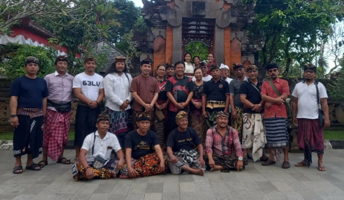 SIAP PENTAS: Pemain drama gong Sancaya Era Baru foto bersama dengan Bupati Bangli Sang Nyoman Sedana Arta. (istimewa)