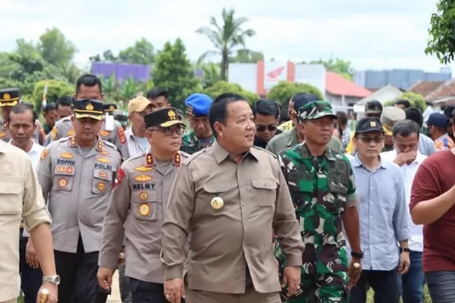 Gubernur Lampung lakukan pengecekan jalan rusak untuk menyambut kedatangan Presiden Jokowi