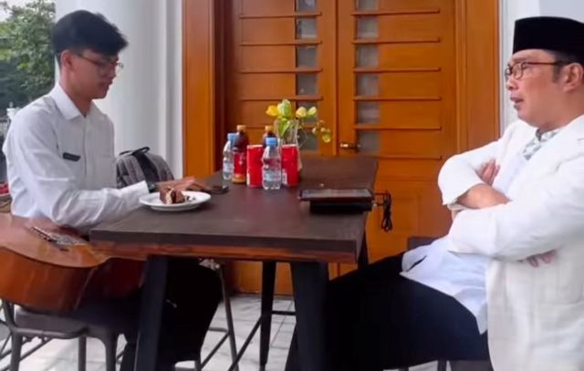 UNJUK GITAR: Husein unjuk kebolehan bermain gitar dan bernyanyi di depan Gubernur Jawa Barat.