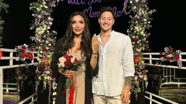 DILAMAR: Momen Millen Cyrus dilamar sang kekasih.