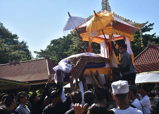 NGABEN : Prosesi ngaben sang maestro karawitan Bali, I Wayan Suweca di Setra Badung, Minggu (28/5). (AGUNG BAYU/BALI EXPRESS)