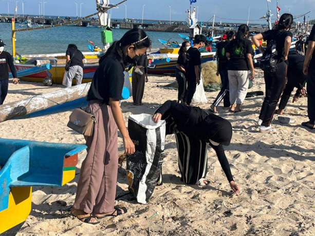 bersih-bersih di Pantai Kedonganan oleh BEM Unud