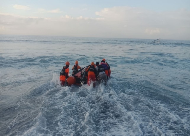 PENCARIAN: Tim SAR gabungan saat melakukan pencarian Dewa Gede Puja yang hilang setelah terseret ombak di Pantai Pasir Putih, Desa Bugbug, Karangasem Minggu (11/6) pagi. (ISTIMEWA)