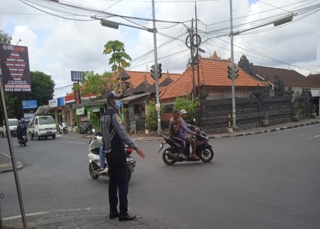 PENGAWASAN: Petugas Dishub Badung saat melakukan pengawasan pengalihan arus lalu lintas di Simpang Jalan Raya Semer, Jumat (2/6). (ISTIMEWA)